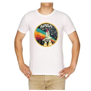 camiseta blanca de la nasa con cohete espacial en ropa de la nasa en dealiens.shop